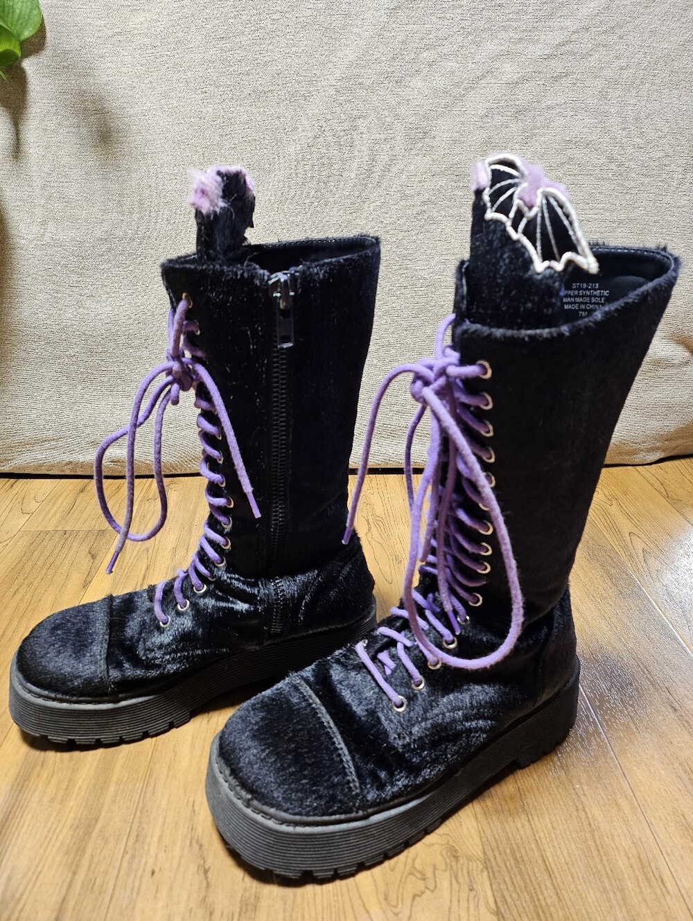 Sugar Thrillz Furry Bat Boots - Picture 4 of 8